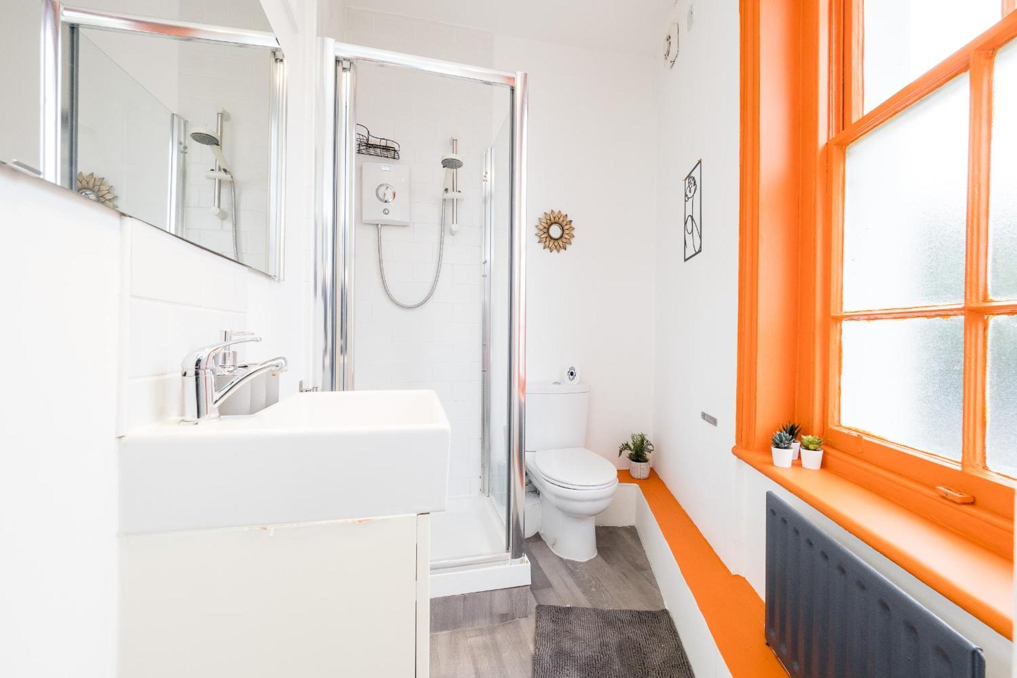Spacious 6 Ensuite Bedroom House In Hébergement de vacances Londres