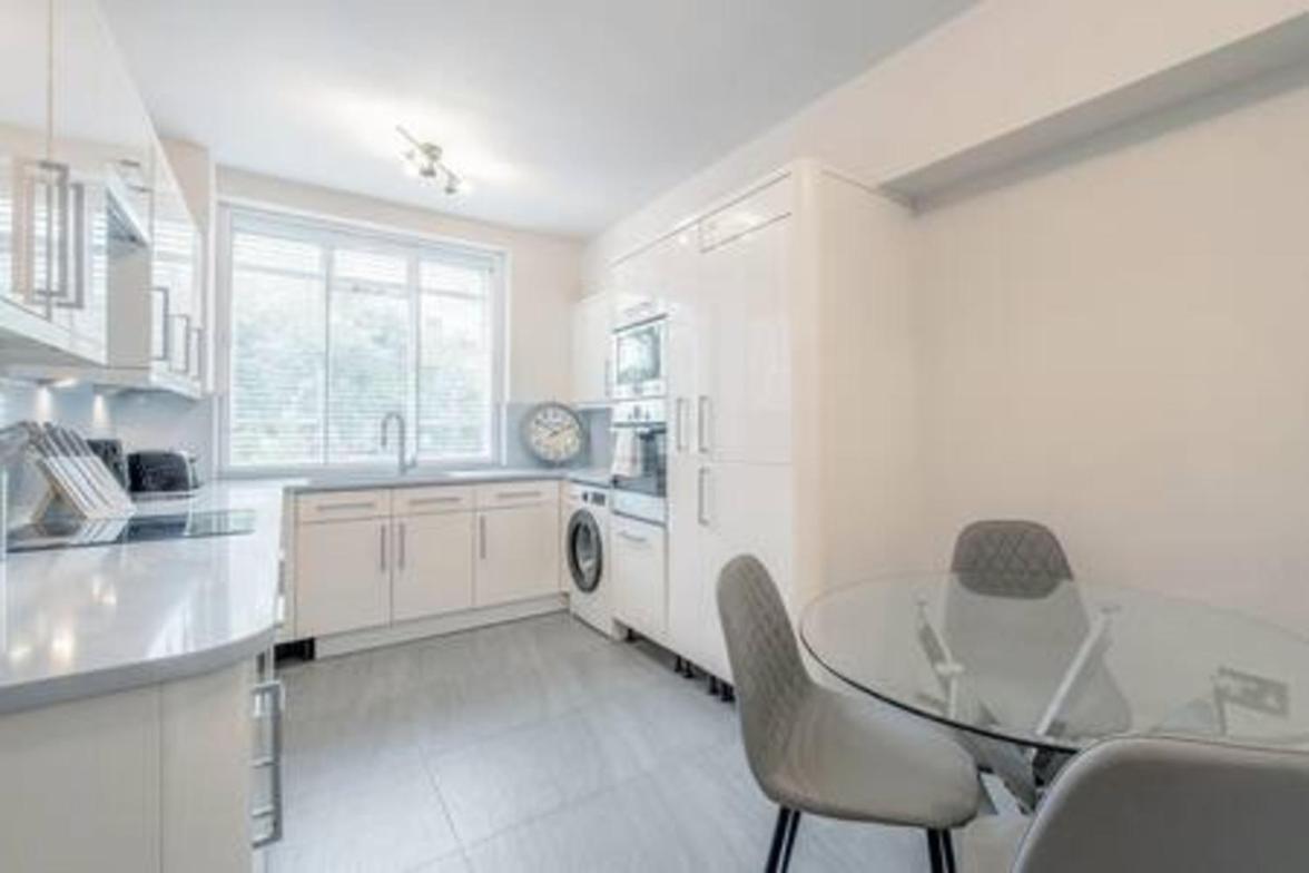 Location - Spacious 2bed In Front Of Hyde Park Apartment