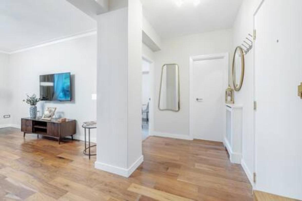 Location - Spacious 2bed In Front Of Hyde Park London