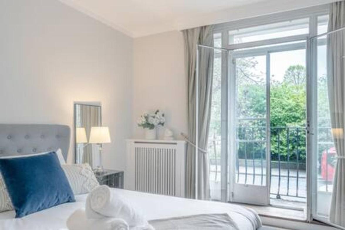 Location - Spacious 2bed In Front Of Hyde Park Apartment *
