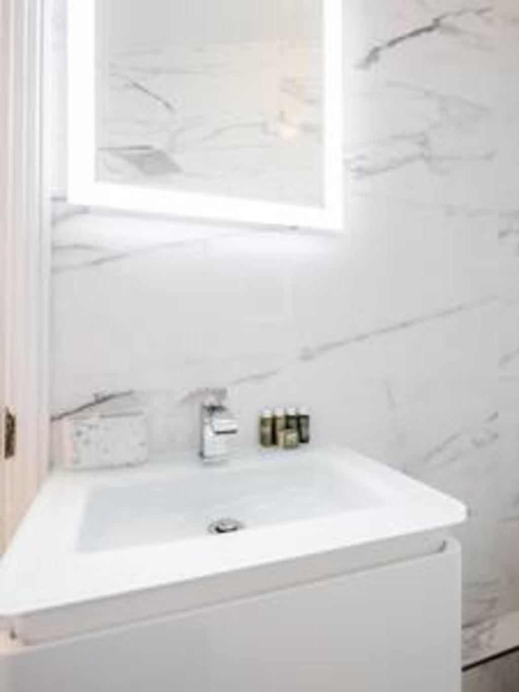 Beautiful Refurbished 2bed2bath Next To Hyde Park Appartement *