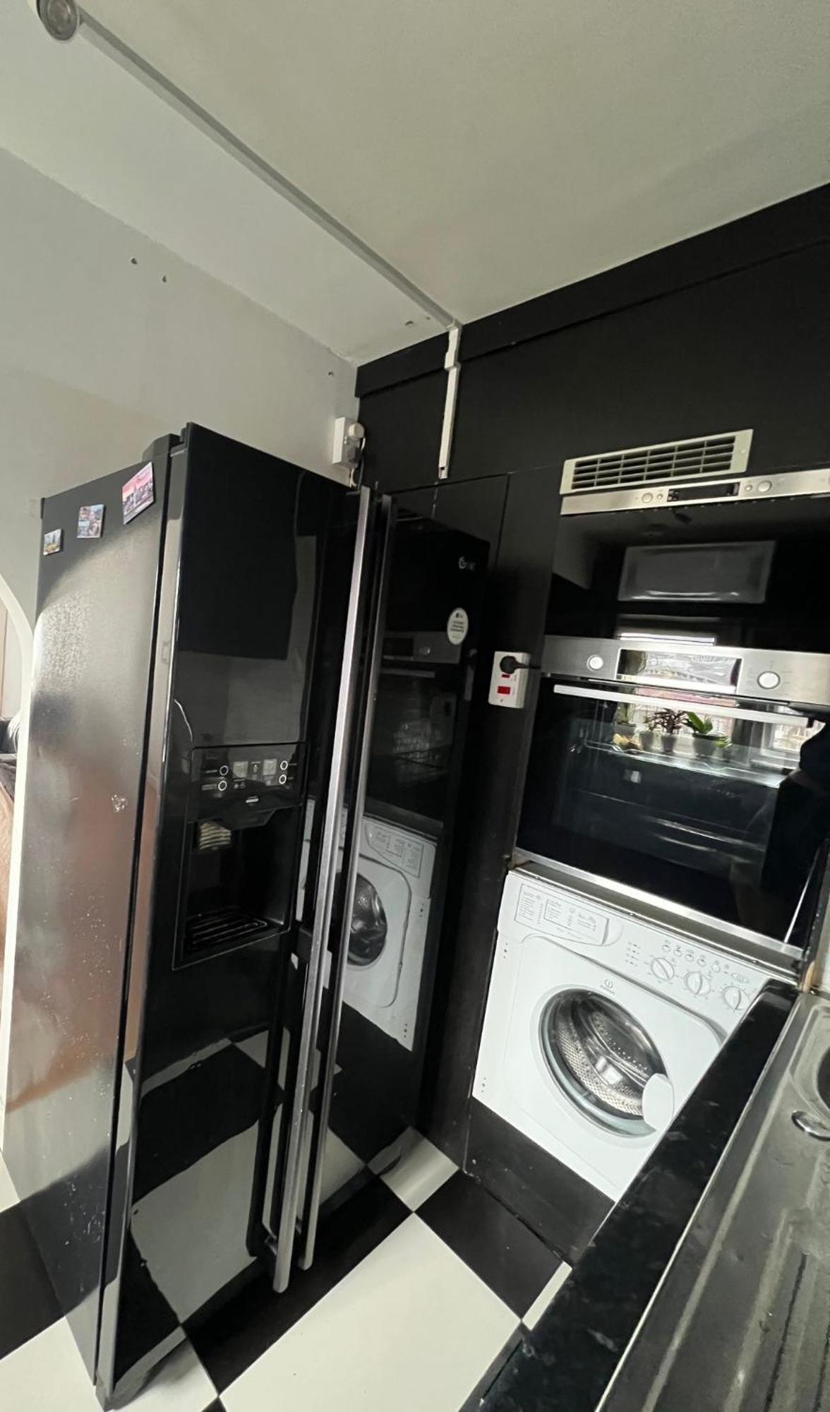 Lägenhet 2 Bedroom Flat In Zone 1 East With Parking London