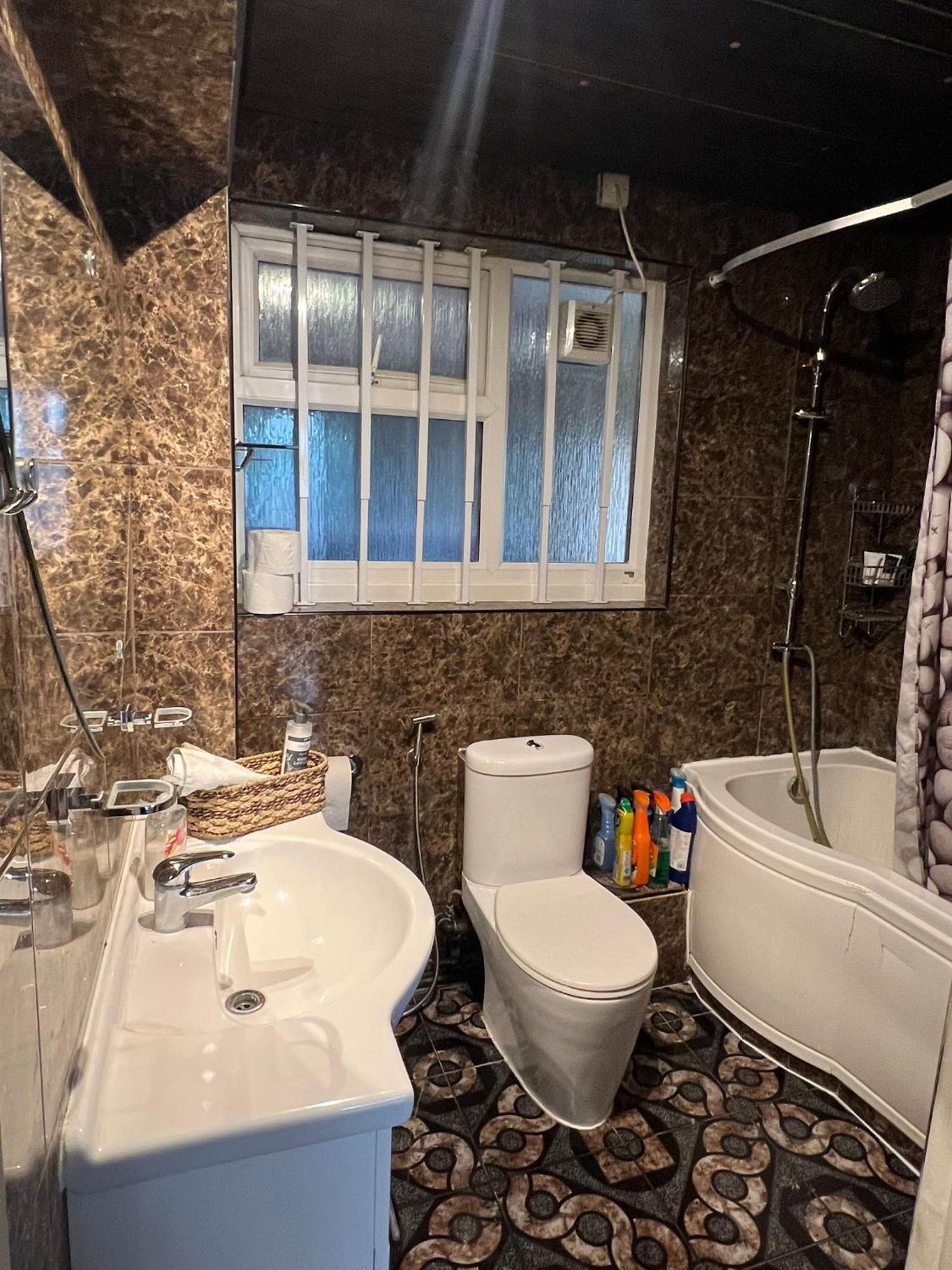 2 Bedroom Flat In Zone 1 East With Parking Lägenhet