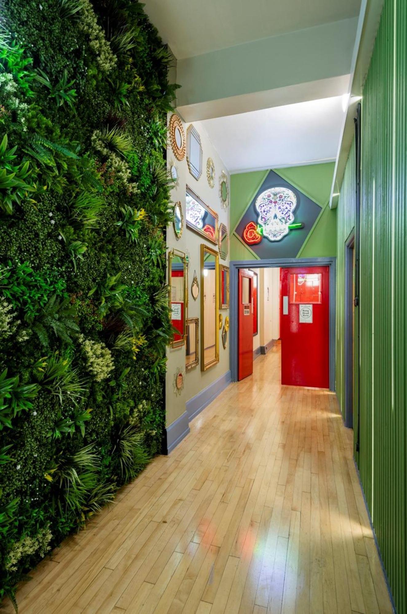 Backpackers Youth 18 - 35 Years Old Only London