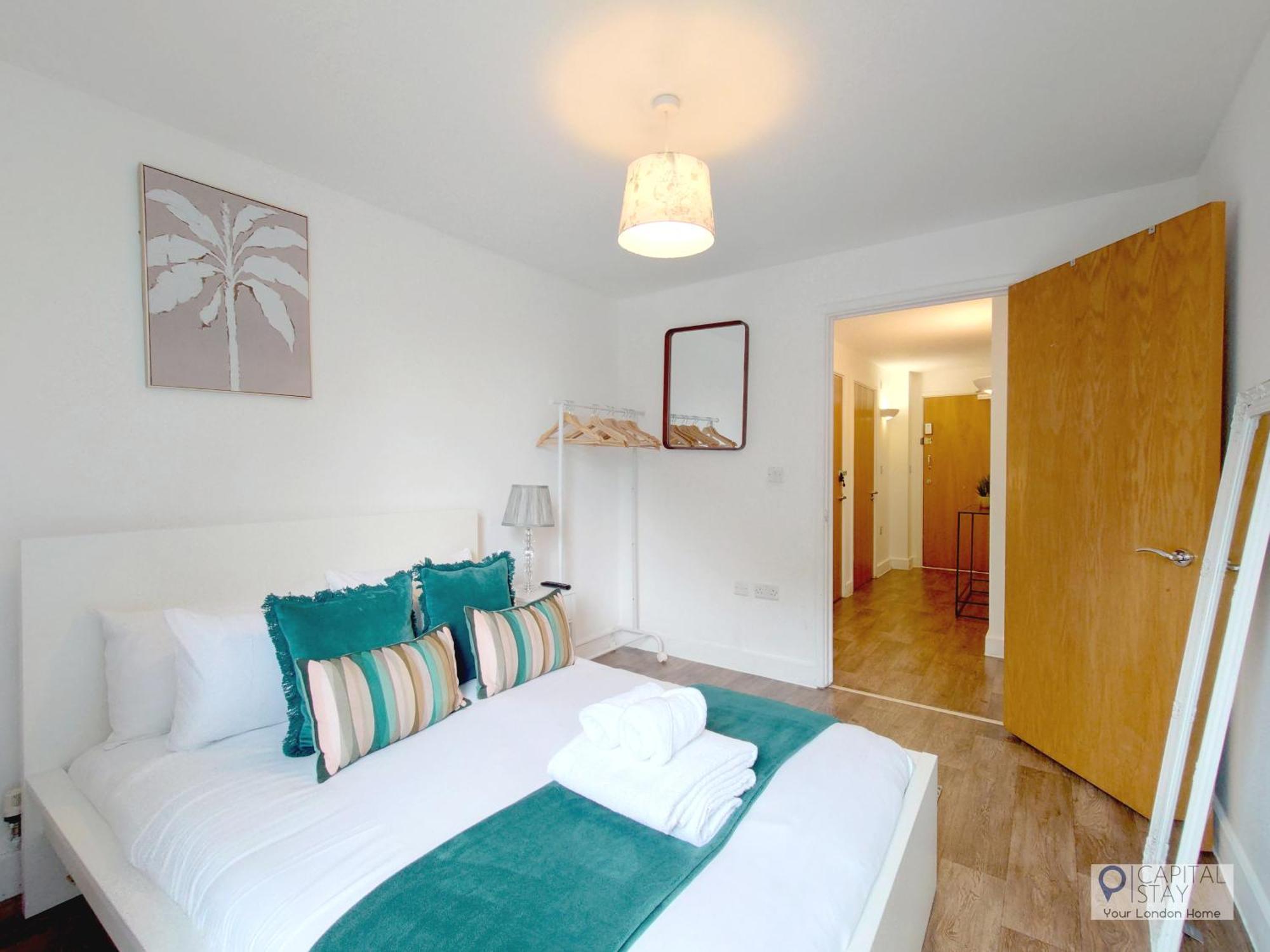 Two Bed Serviced By Docklands Londra