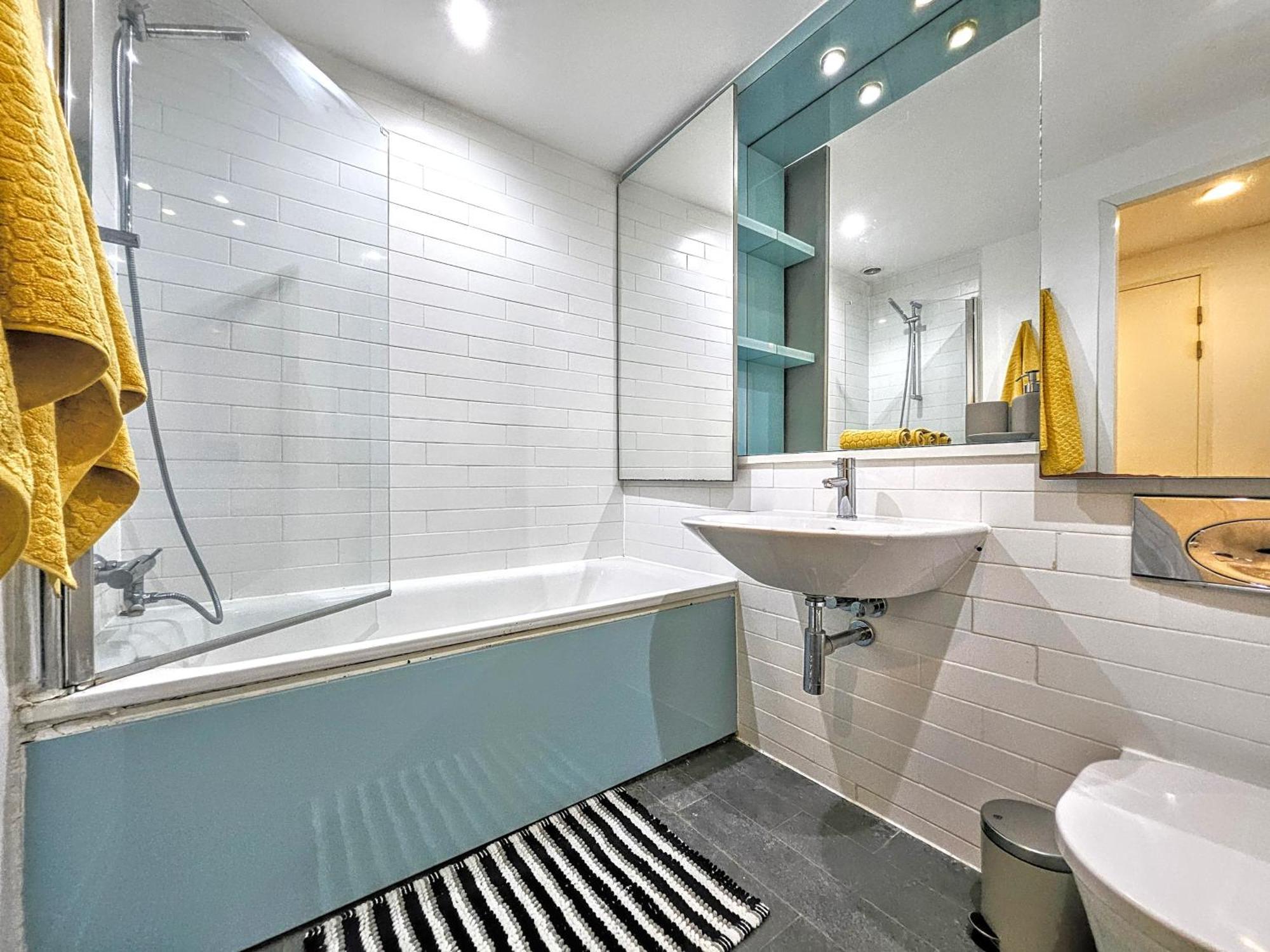 Waterside, Old Street, Angel, Entire Private Apartment
