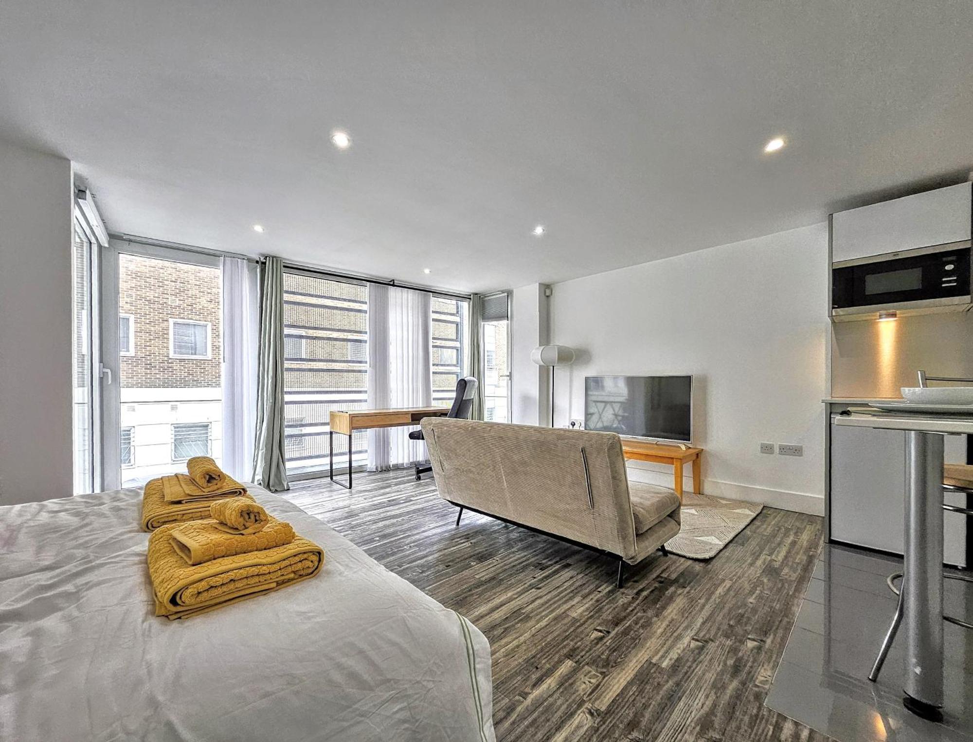 Waterside, Old Street, Angel, Entire Private London