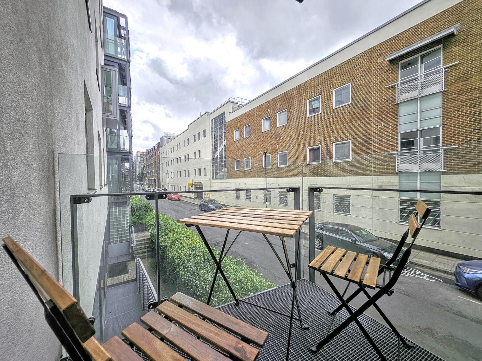 Waterside, Old Street, Angel, Entire Private Apartment