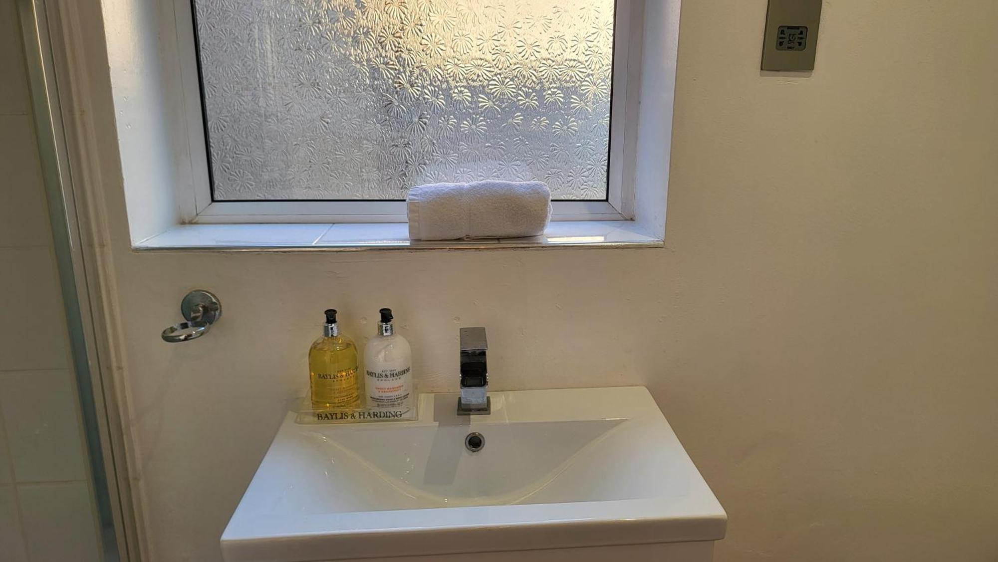 Garland Spacious 4 Bedroom House With Garden And Parking Londres