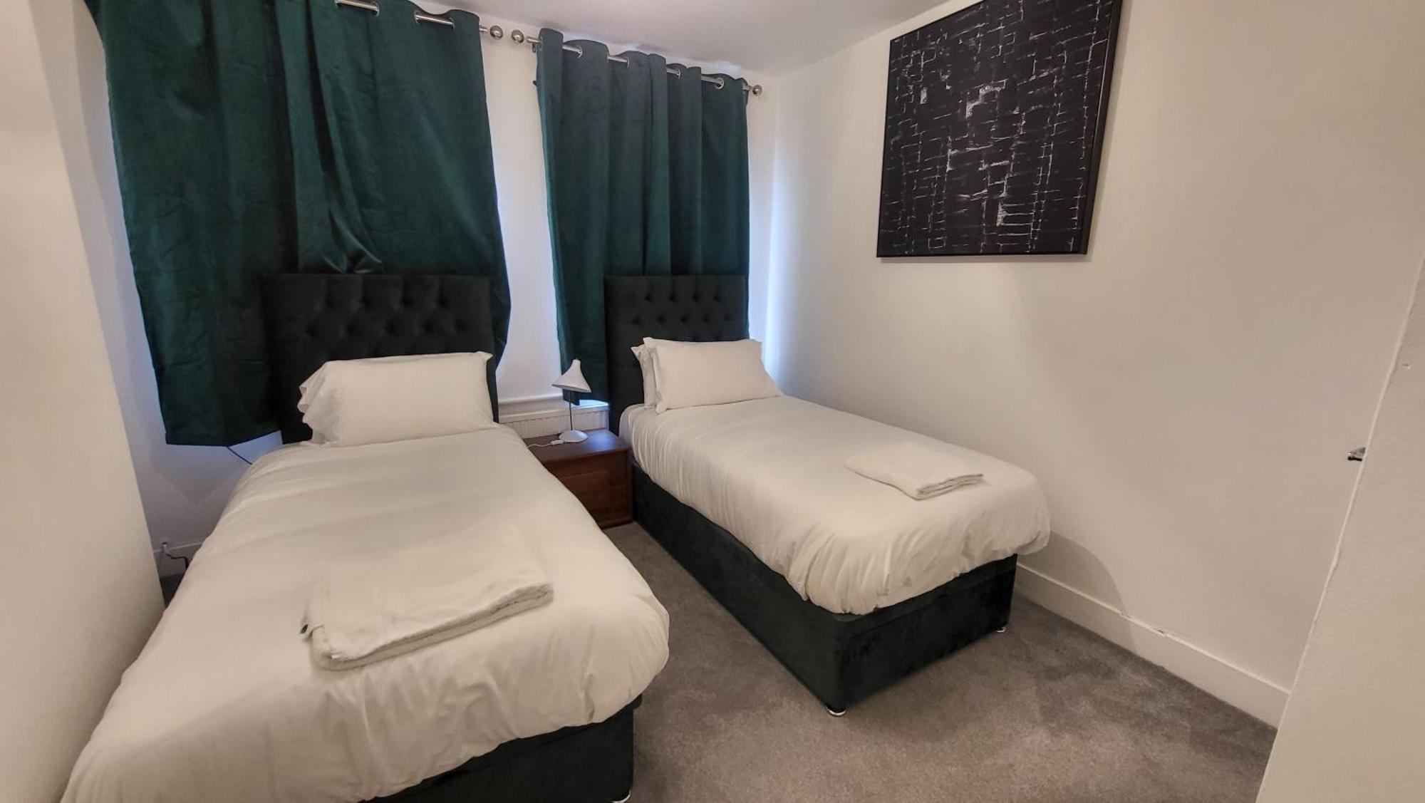 Garland Spacious 4 Bedroom House With Garden And Parking Appartement Londres