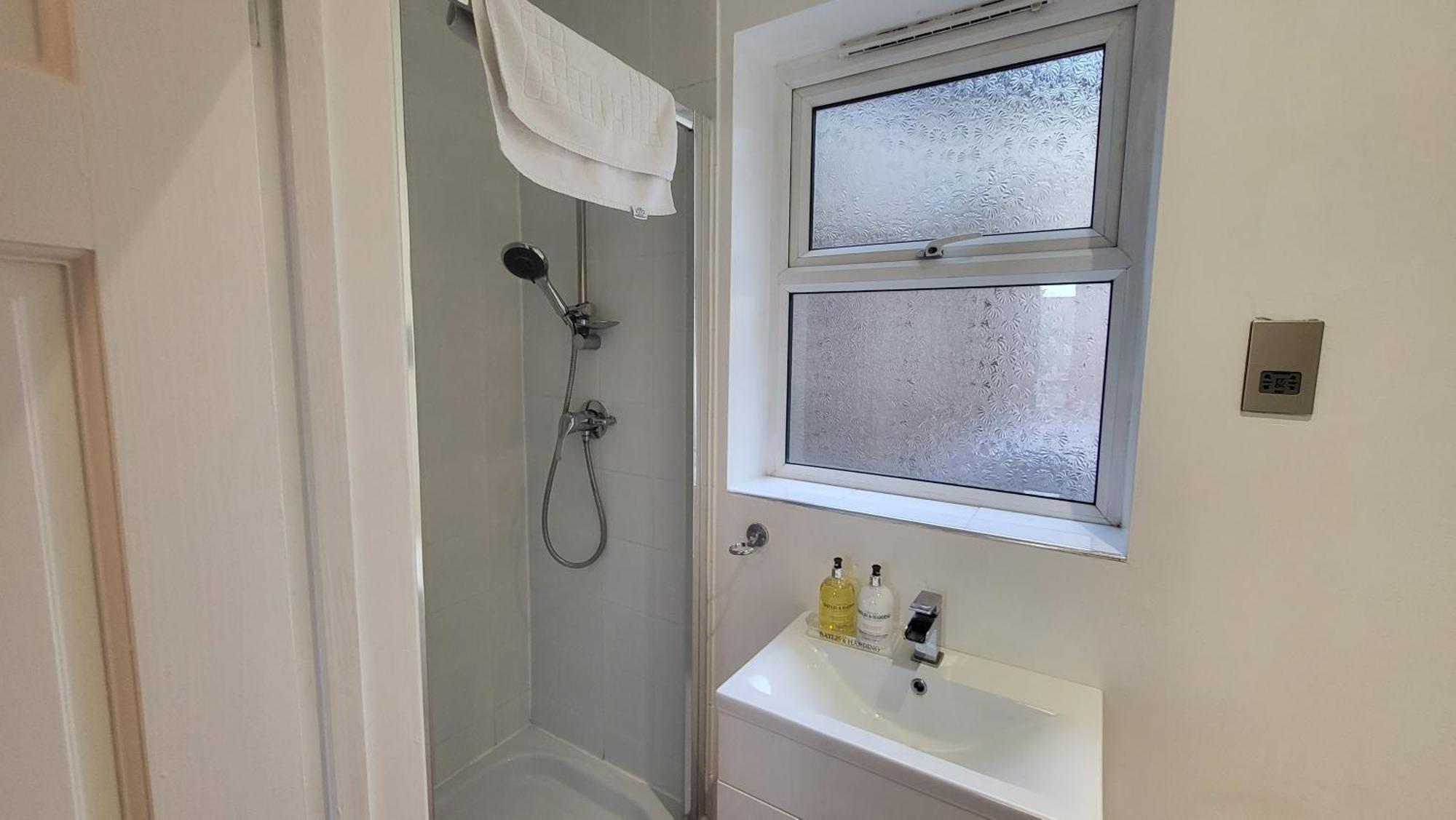 Appartement Garland Spacious 4 Bedroom House With Garden And Parking