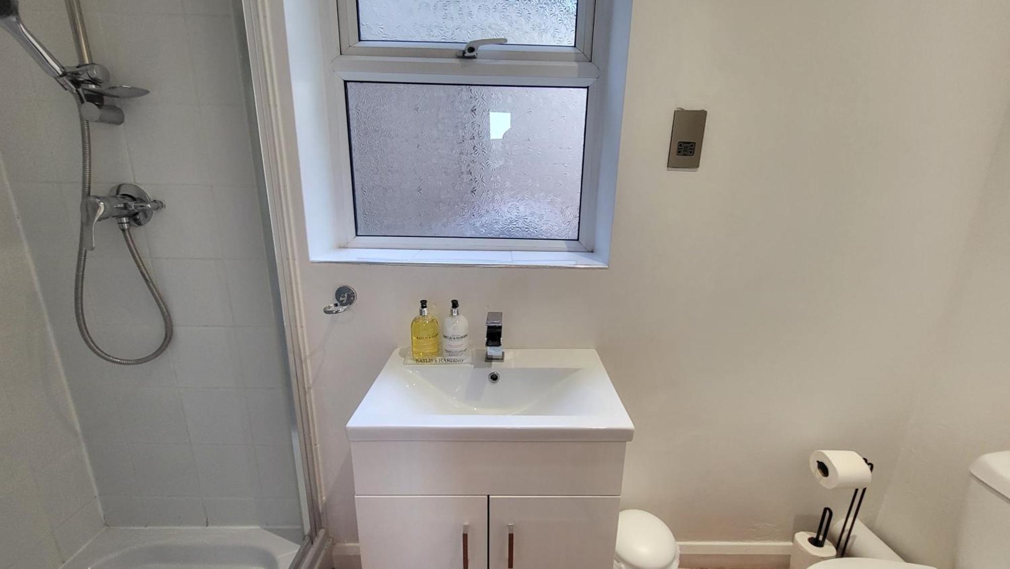 Garland Spacious 4 Bedroom House With Garden And Parking Appartement Londres