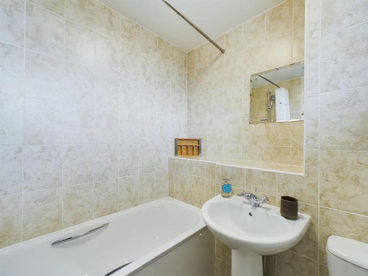 Lovely 1 Bedroom Serviced W Patio Sleeps 3 Pass The Keys Lägenhet *