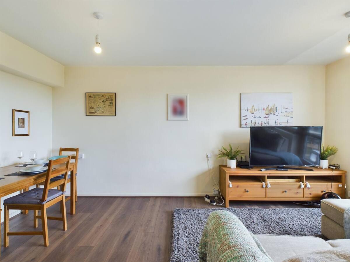 Lägenhet Lovely 1 Bedroom Serviced W Patio Sleeps 3 Pass The Keys