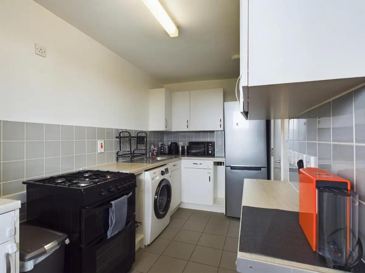Lovely 1 Bedroom Serviced W Patio Sleeps 3 Pass The Keys Lägenhet London