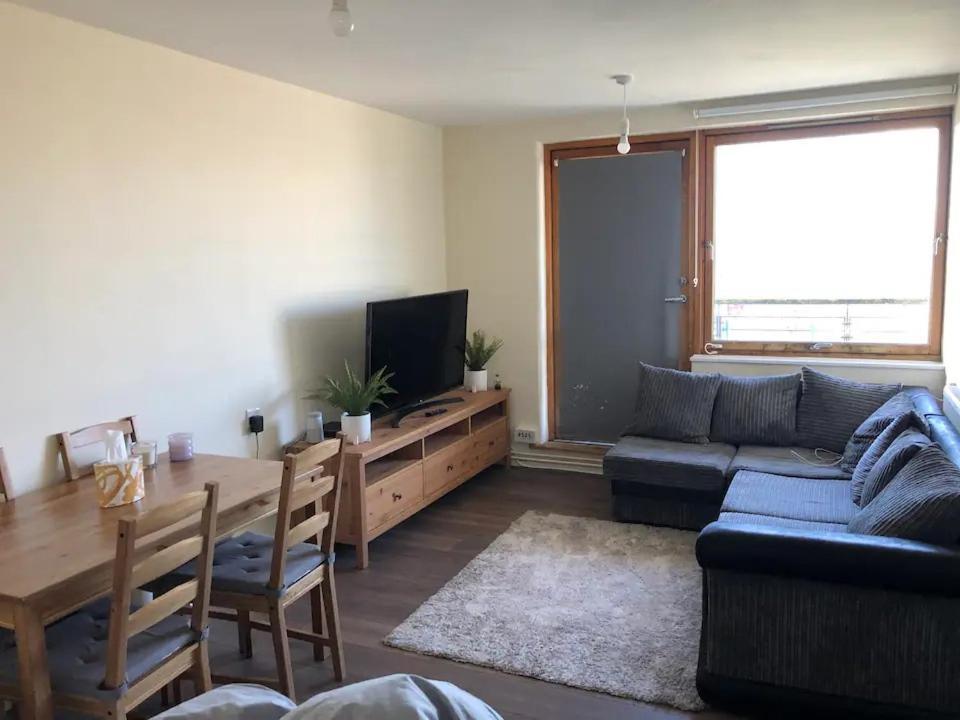 Lovely 1 Bedroom Serviced W Patio Sleeps 3 Pass The Keys Lägenhet *