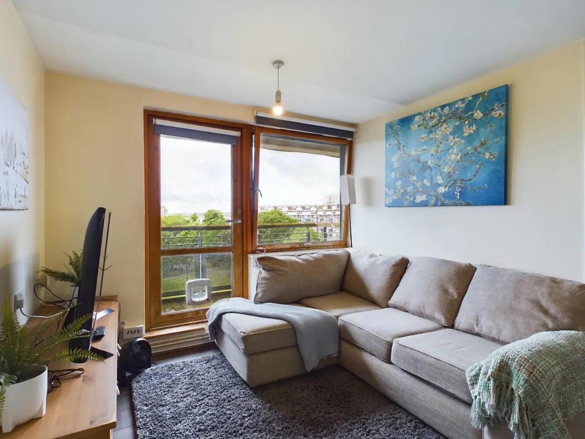 Lovely 1 Bedroom Serviced W Patio Sleeps 3 Pass The Keys Lägenhet London
