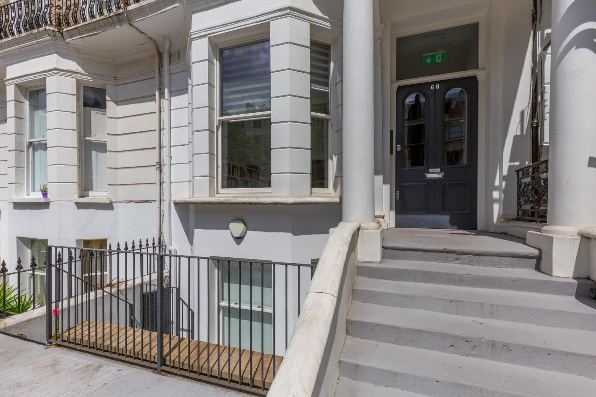 Refurbished Kensington With Balcony Near Tube Lägenhet