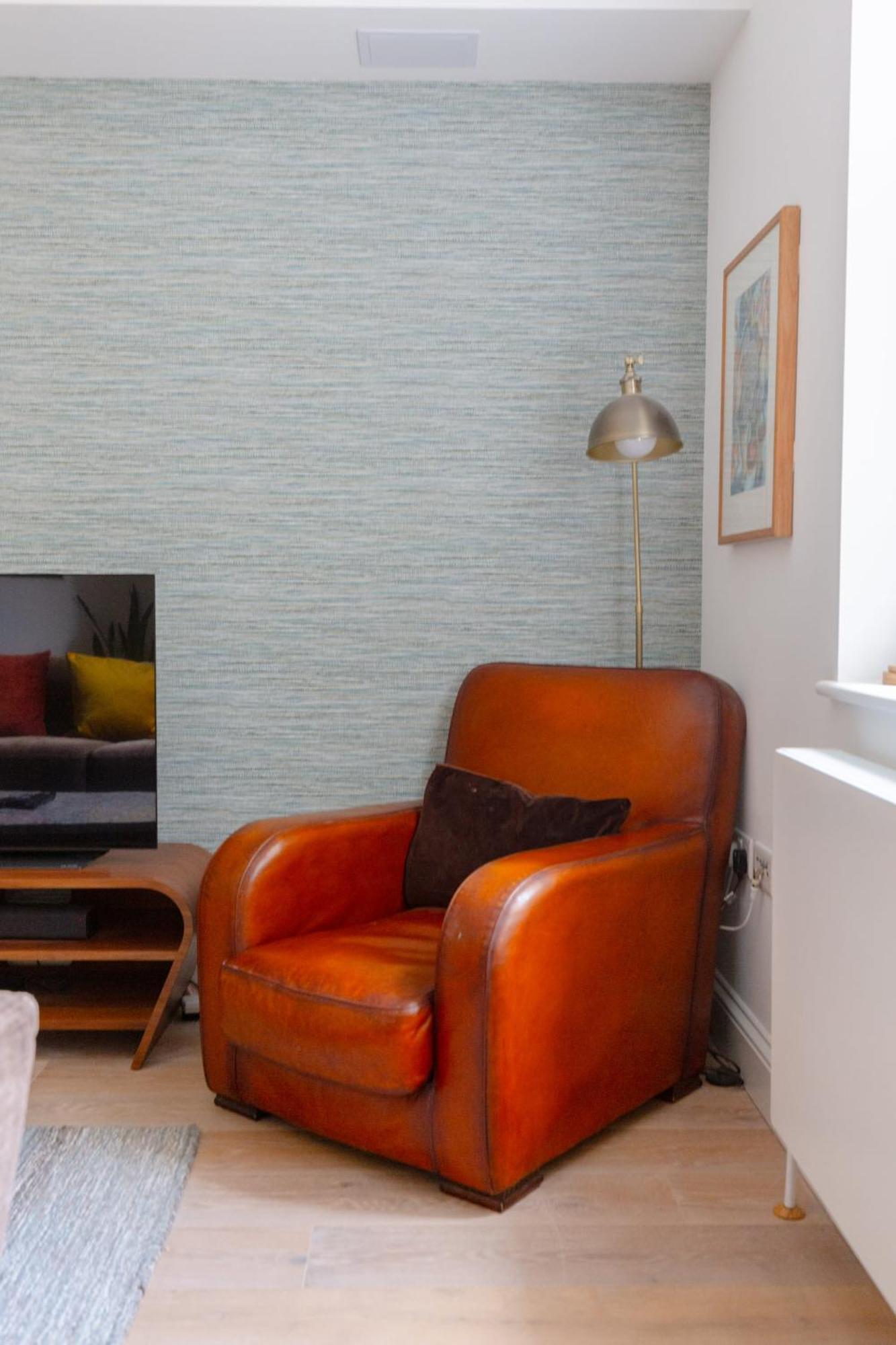 Refurbished Kensington With Balcony Near Tube Lägenhet London