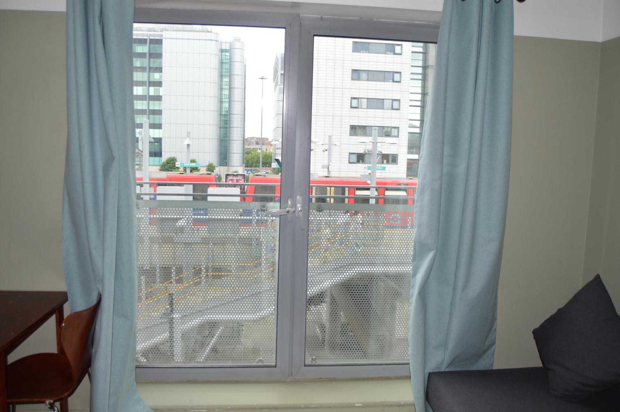 Entire Next To Canary Wharf In * Londen