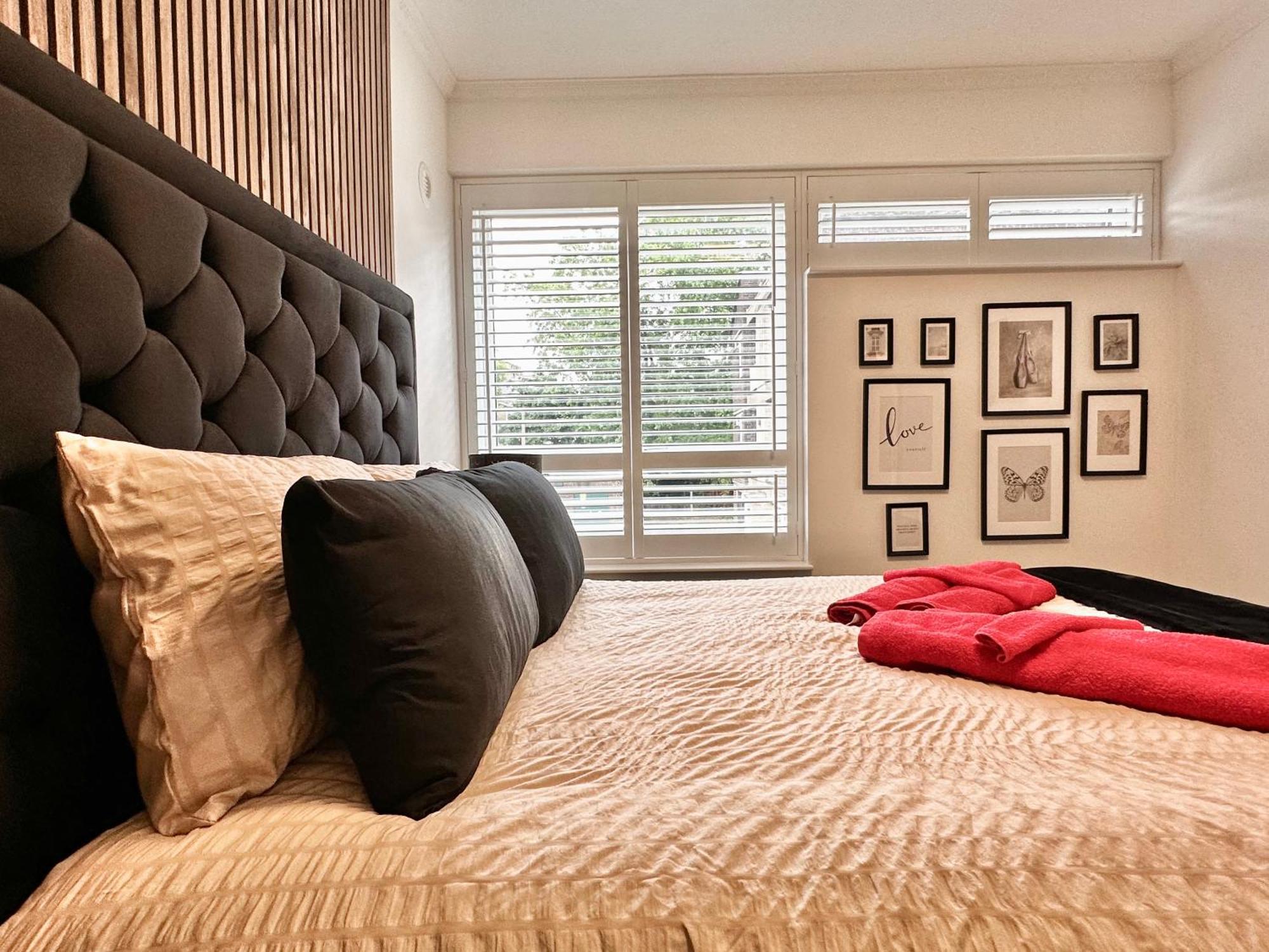 Newly Refurbished ,chic, Attractive 3 Bedroom Flat Lejlighed *