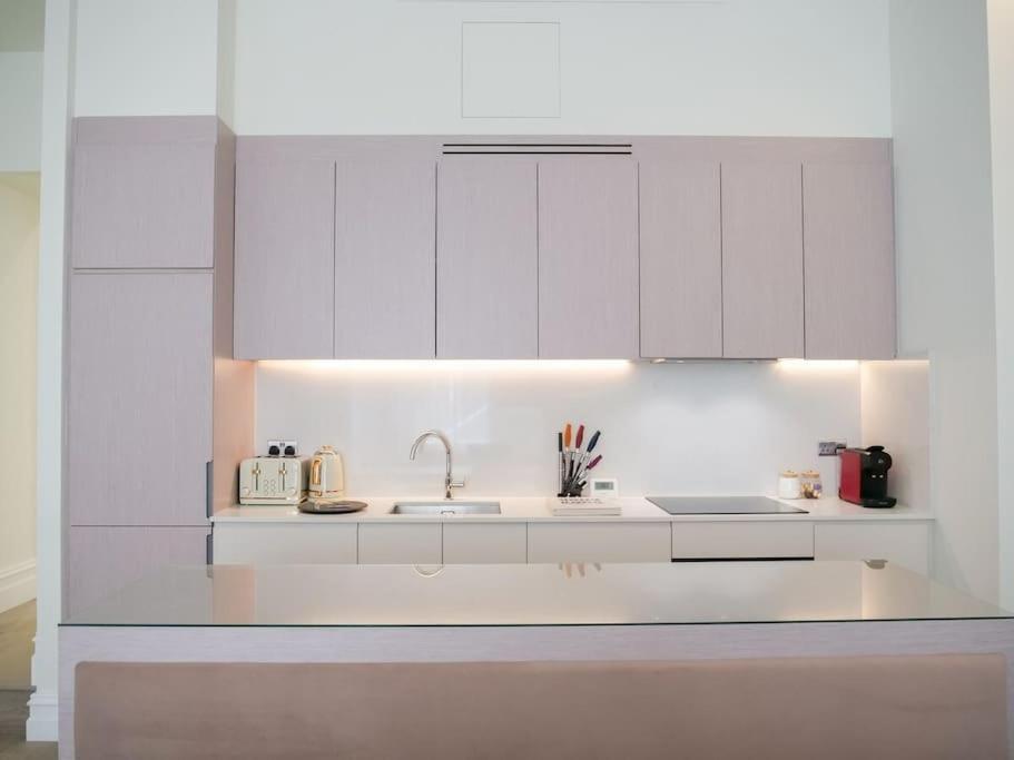 Stylish 2 Bed Flat On The Iconic Gloucester Road Lejlighed London