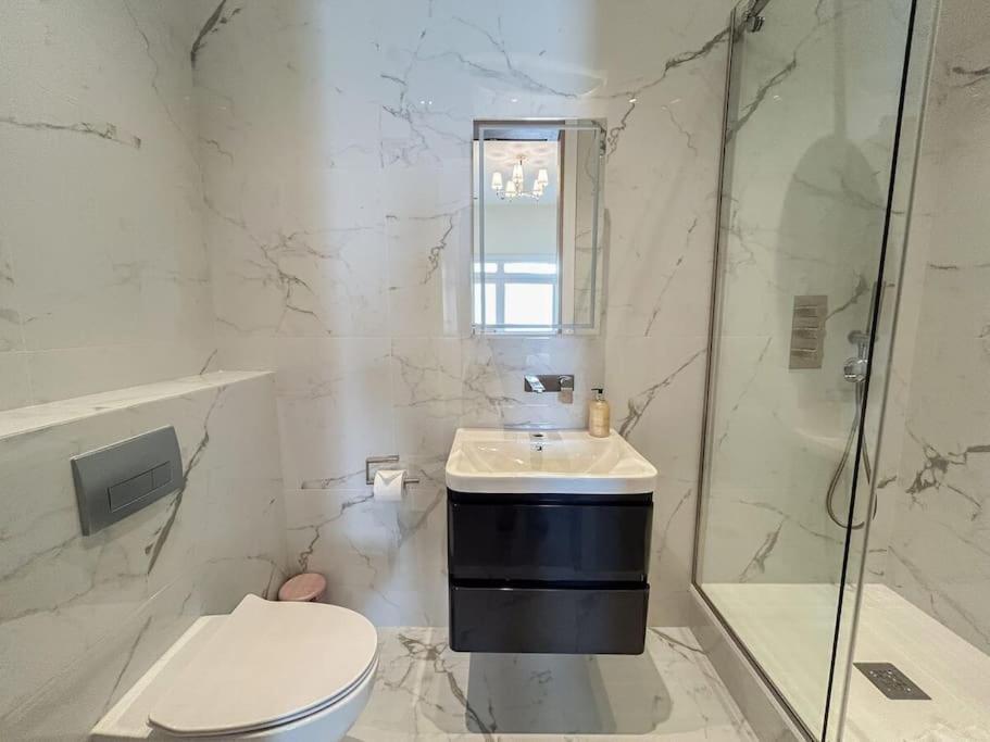 Stylish 2 Bed Flat On The Iconic Gloucester Road Lägenhet London