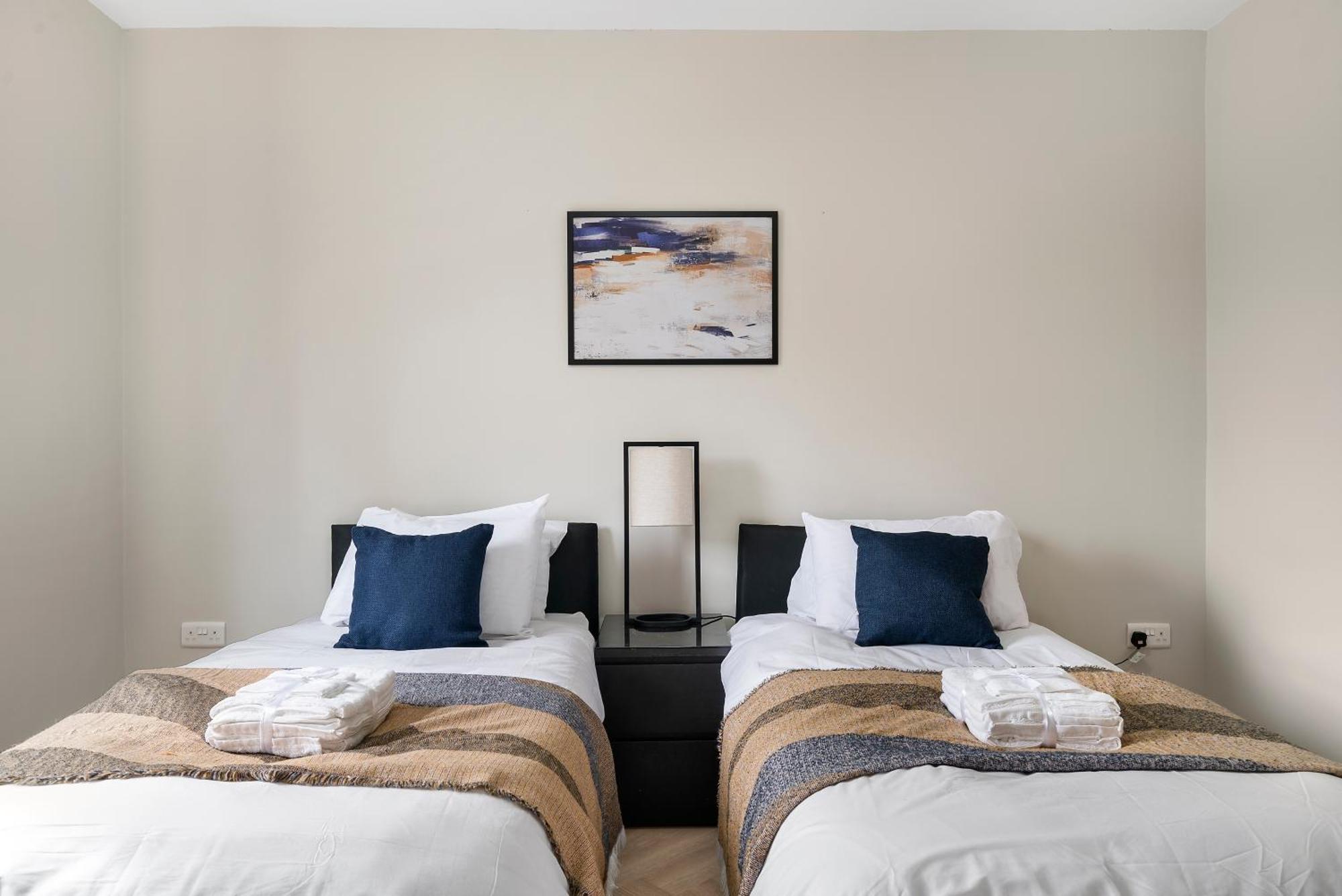 Stylish 3-bedroom Greenwich 2 Bath Pad & Free Parking Lägenhet
