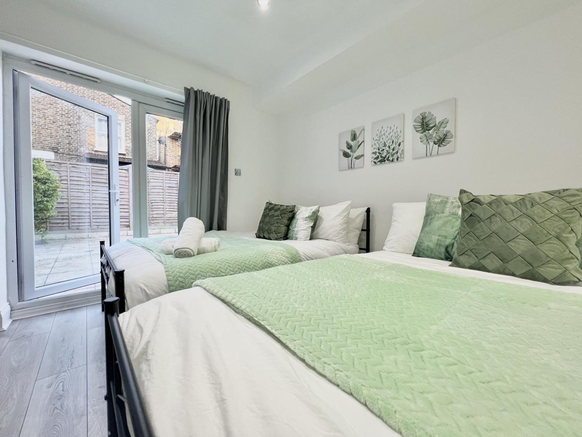 Semesterbostad Charming 3-bed Flat In Shepherds Bush - Sleeps 9