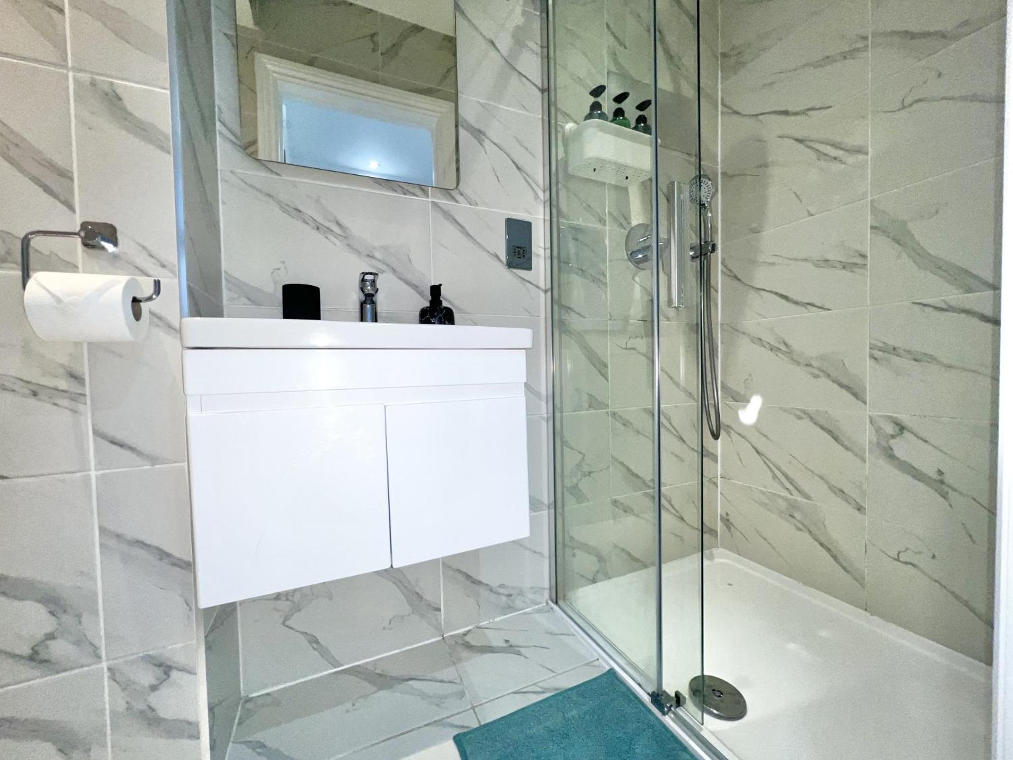 Three Bedroom By Dashh Short Lets & Serviced In Shepherds Bush Sleeps 9 With Free Wifi Londres
