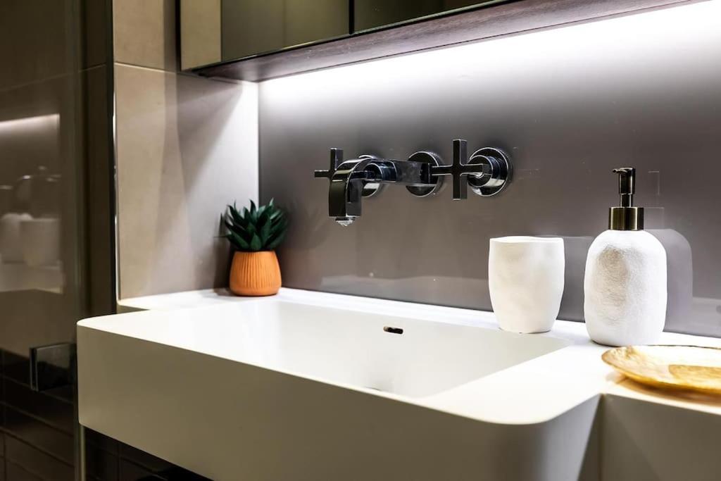 Luxurious Haven In Iconic Battersea Power Station Londen