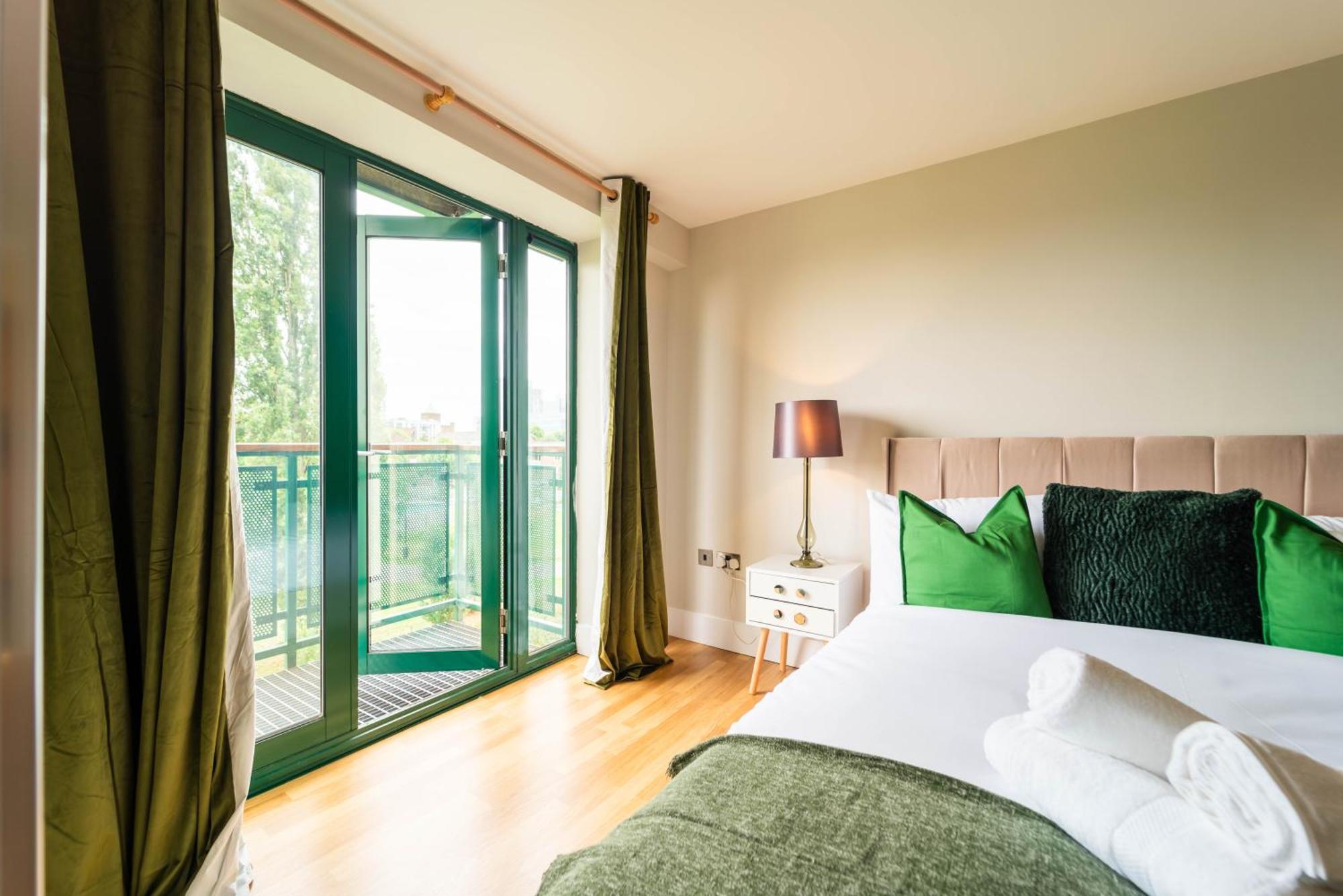 Luxury Docklands 2bed Apt- Close To Excel- Canary Wharf- Airport - 02 Arena- Free Parking- Ps 4 * Londra