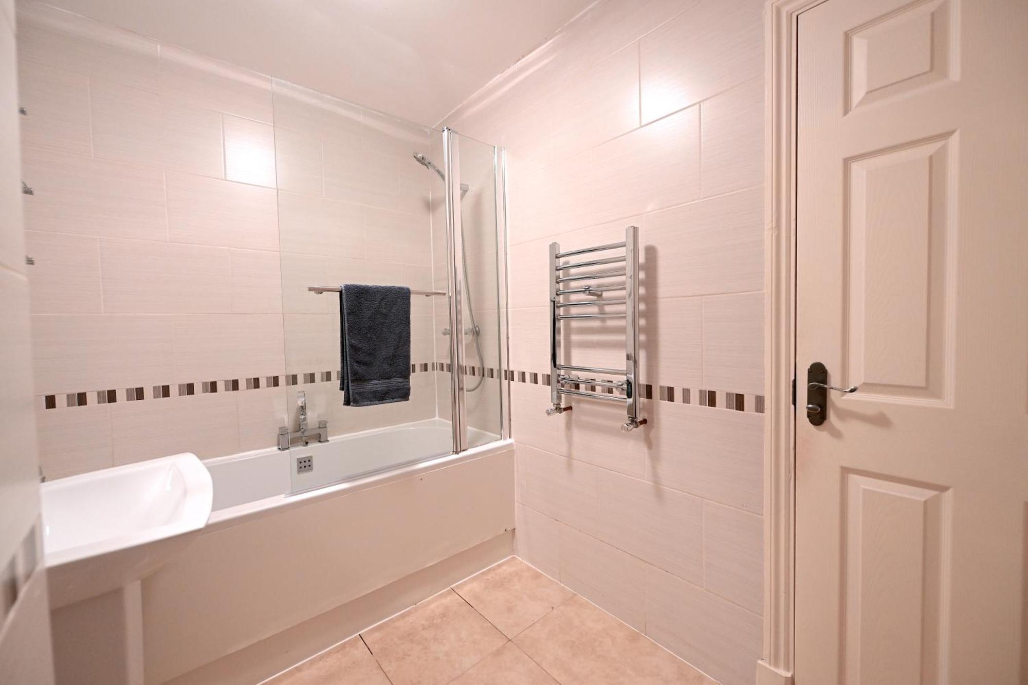 Vakantiehuis 3 Bedroom House In Euston, Patio & Bbq Londen