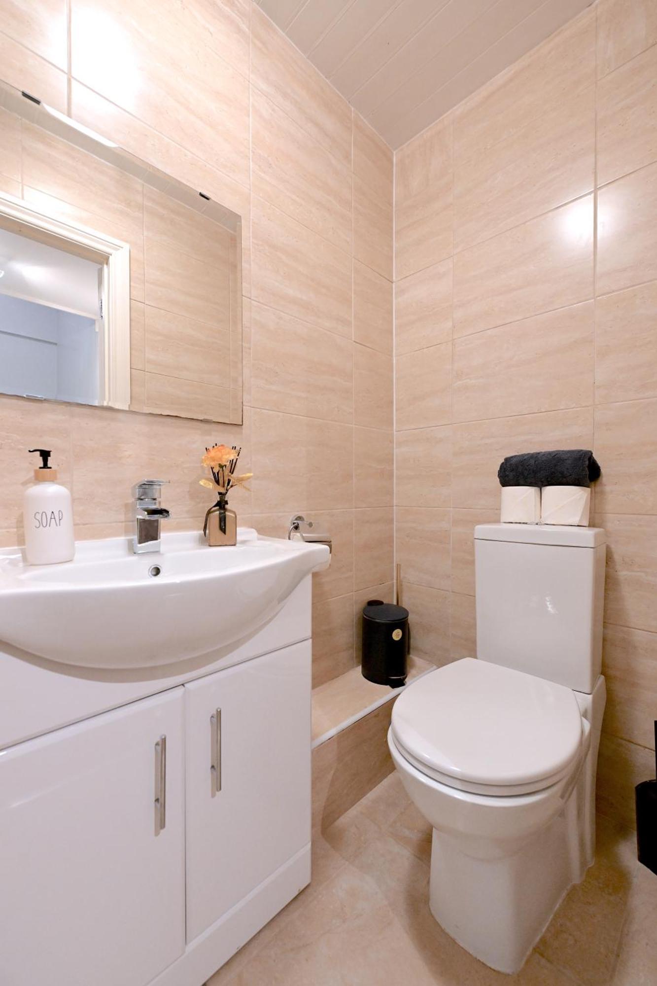 3 Bedroom House In Euston, Patio & Bbq Vakantiehuis