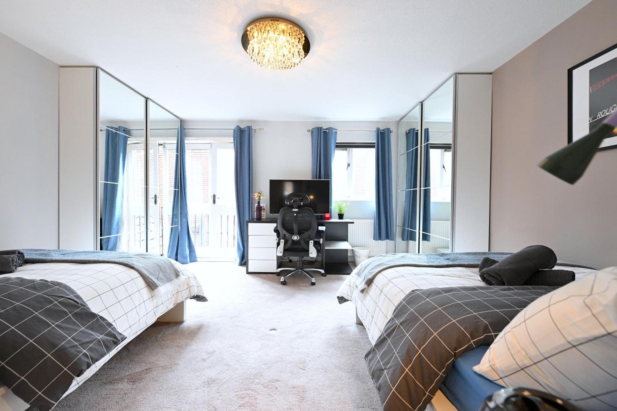 3 Bedroom House In Euston, Patio & Bbq * Londen