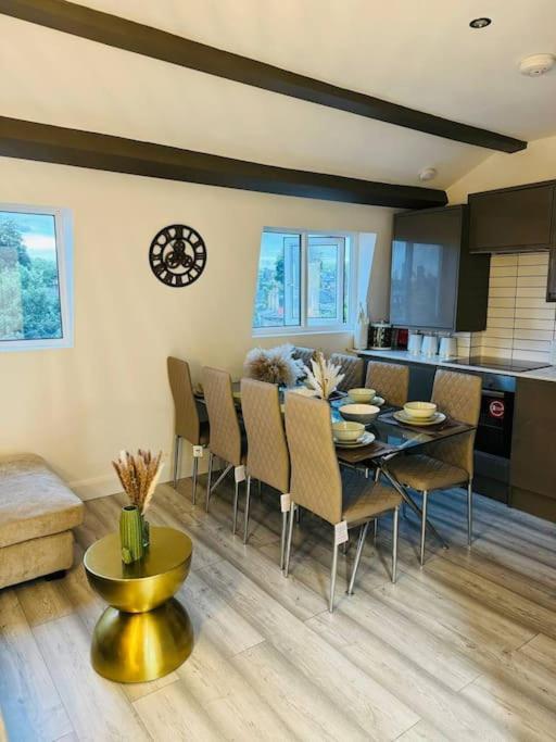 Stylish Two-story Retreat Leilighet London