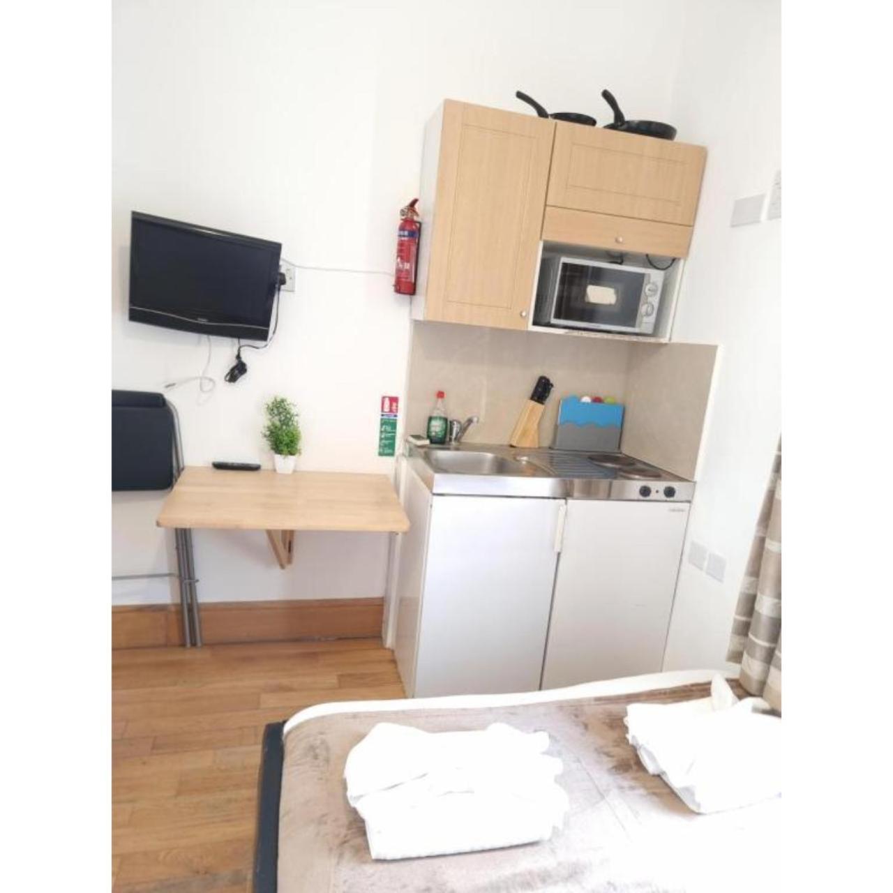 Apartment F204-compact 2nd Flr Fits 2-near Hyde Park