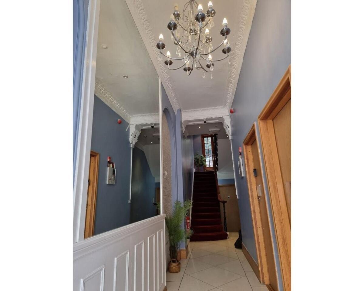 F203-fantastic Second Flr Near Hyde Park *