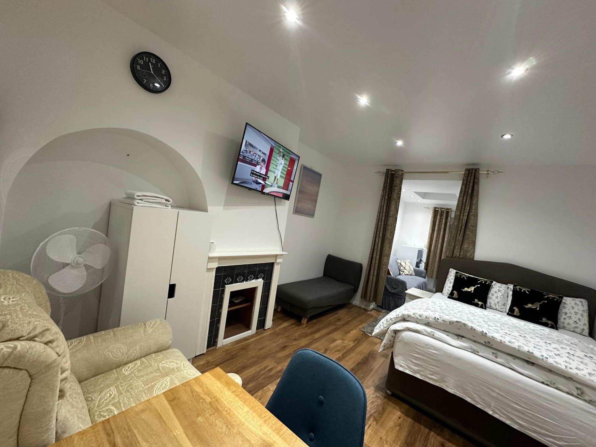 Apartment 4th Flat With Private Own Bathroom A Luxury Family Setup And Furnished With Double Bed A Double Futon-sofa Bed A Single Futon Bed A Baby Cot And Garden And Free Parking