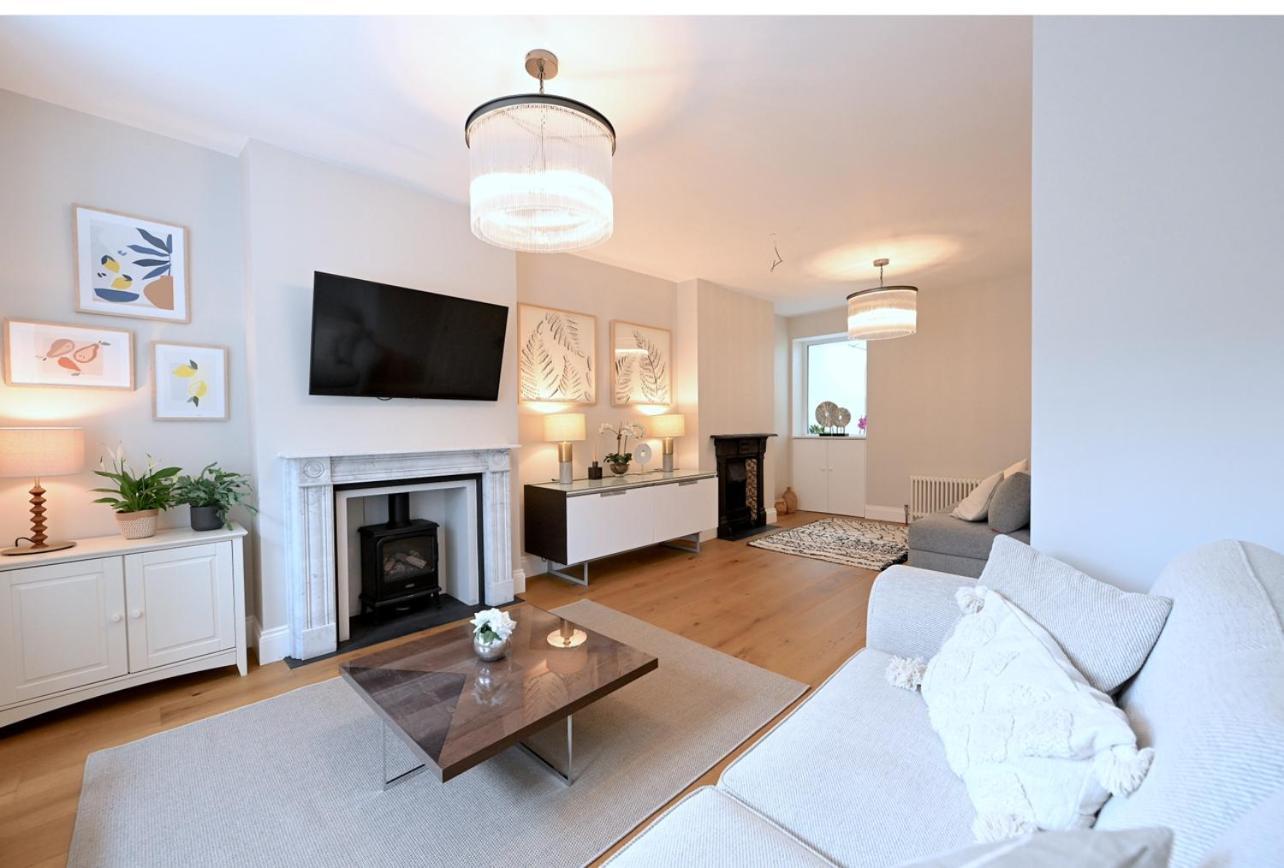 Stylish & Spacious 4 Beds House Hébergement de vacances *