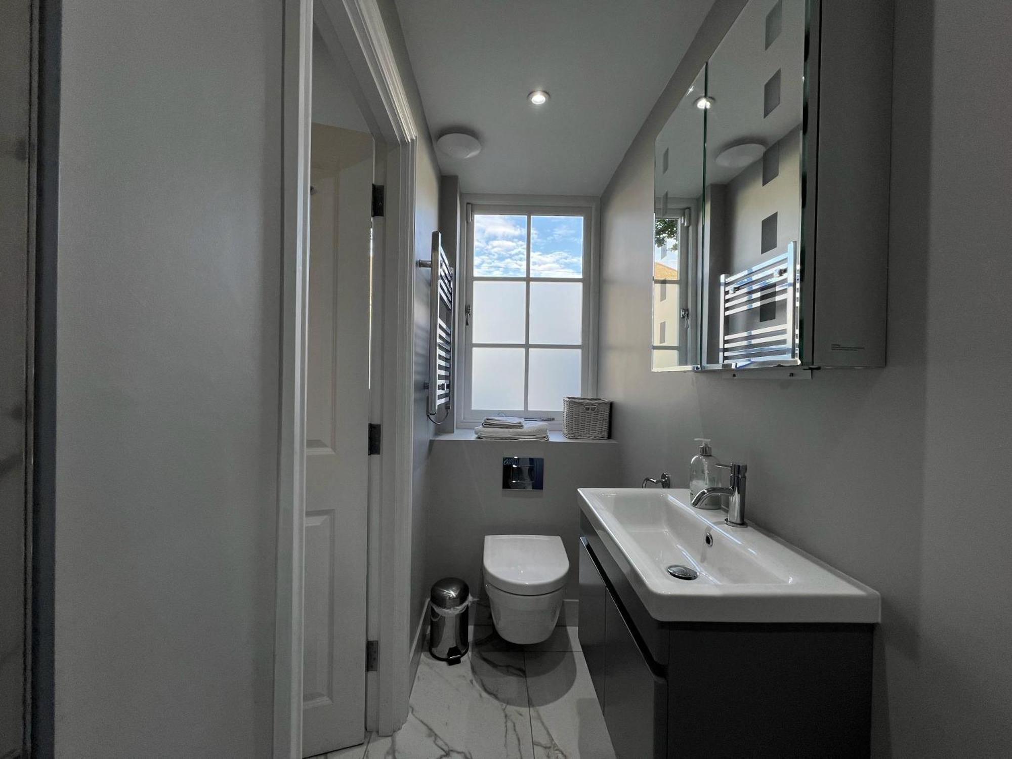 London-apartment-sleeps2-privateentrance Londen