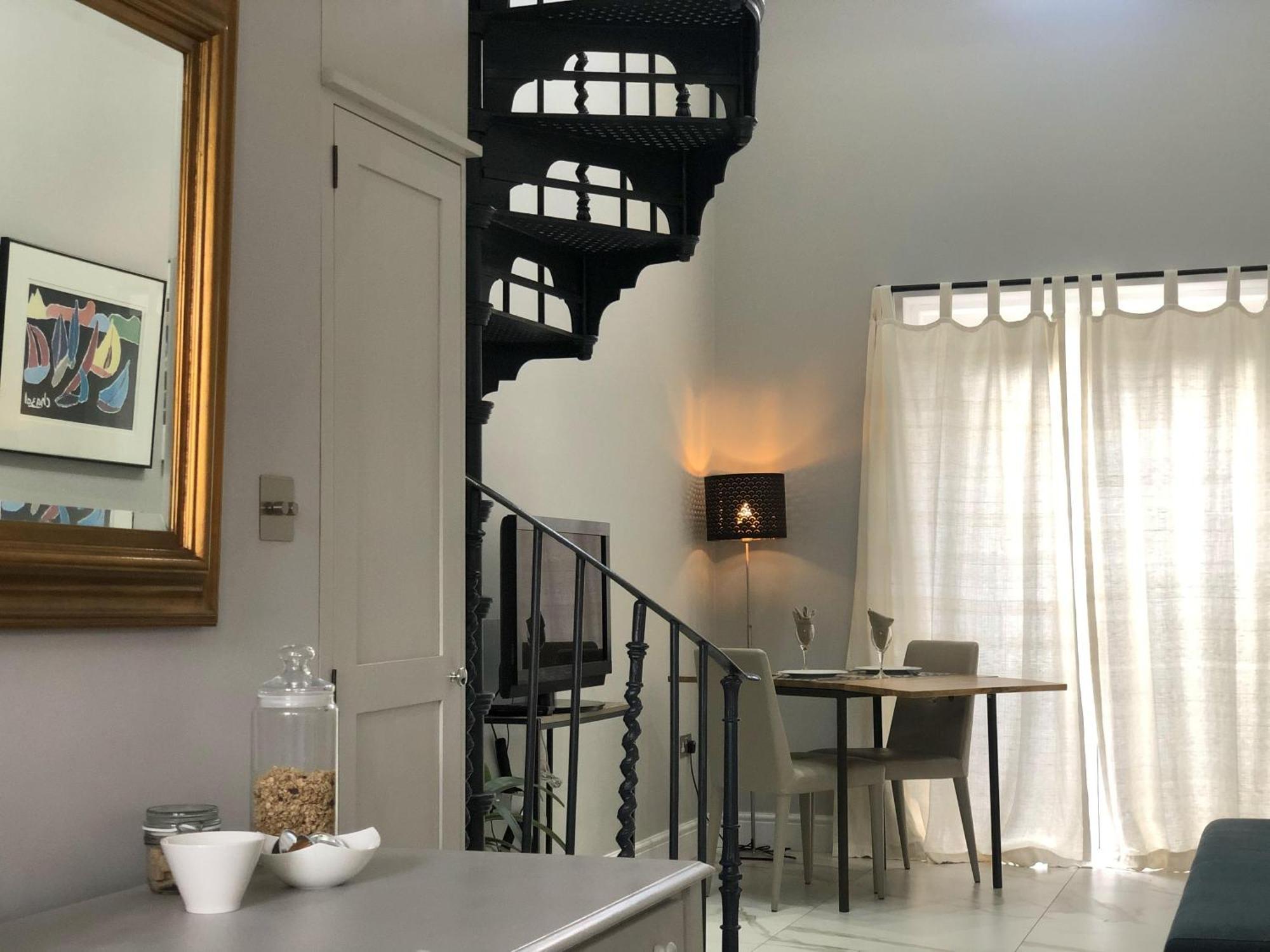 London-apartment-sleeps2-privateentrance Londen