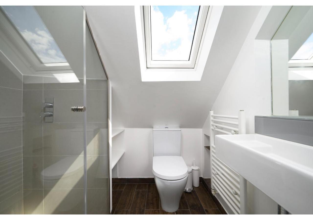 4br House Minutes From Transport & Attractions Feriehus