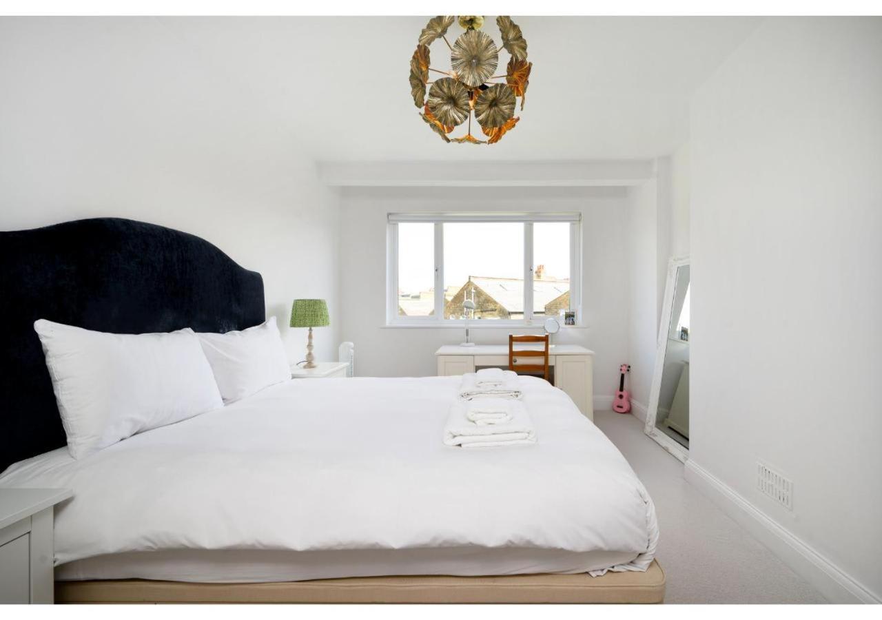 4br House Minutes From Transport & Attractions Feriehus