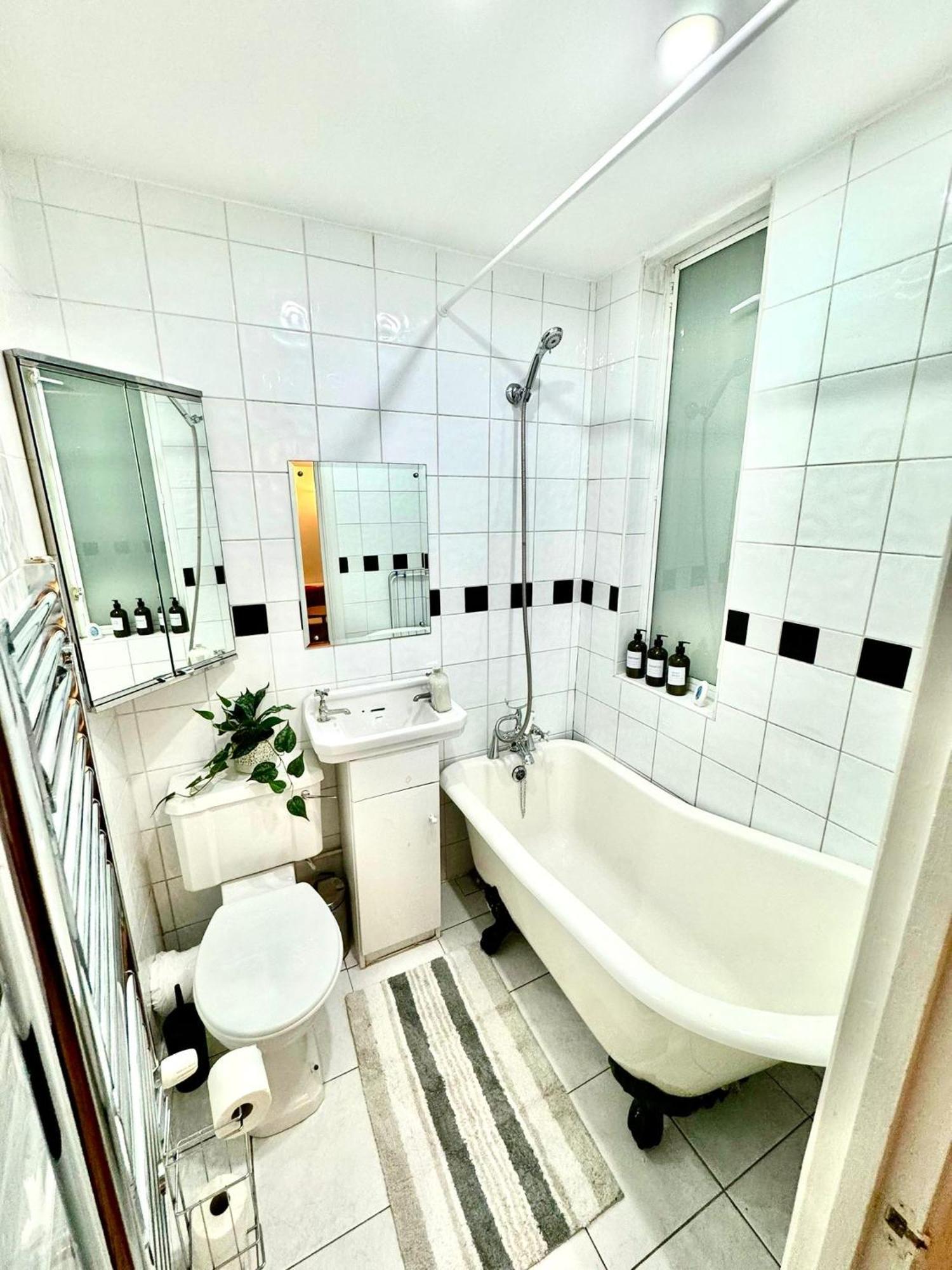 Charming Chelsea Studio, Harrods, *