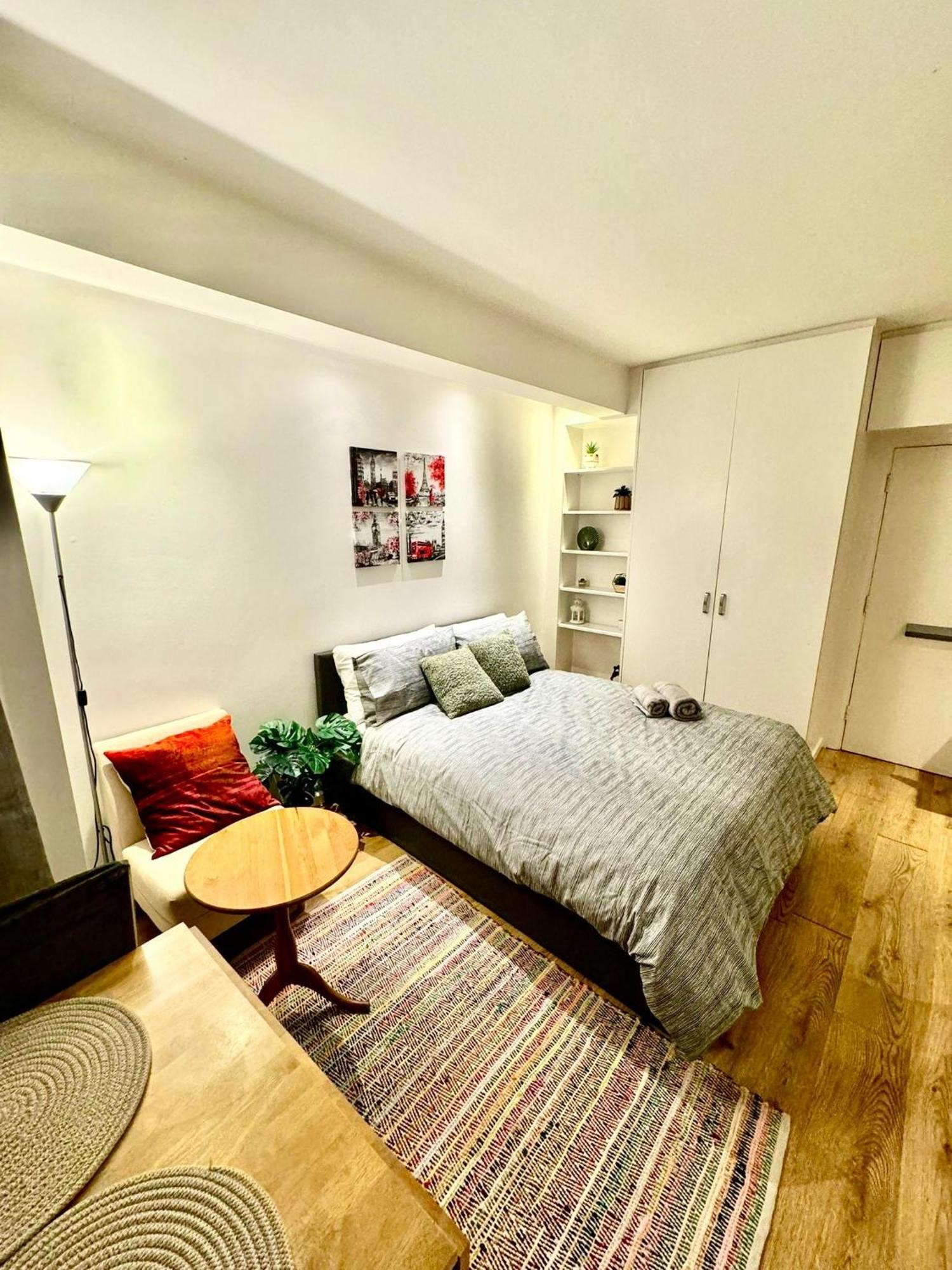 Charming Chelsea Studio, Harrods, London