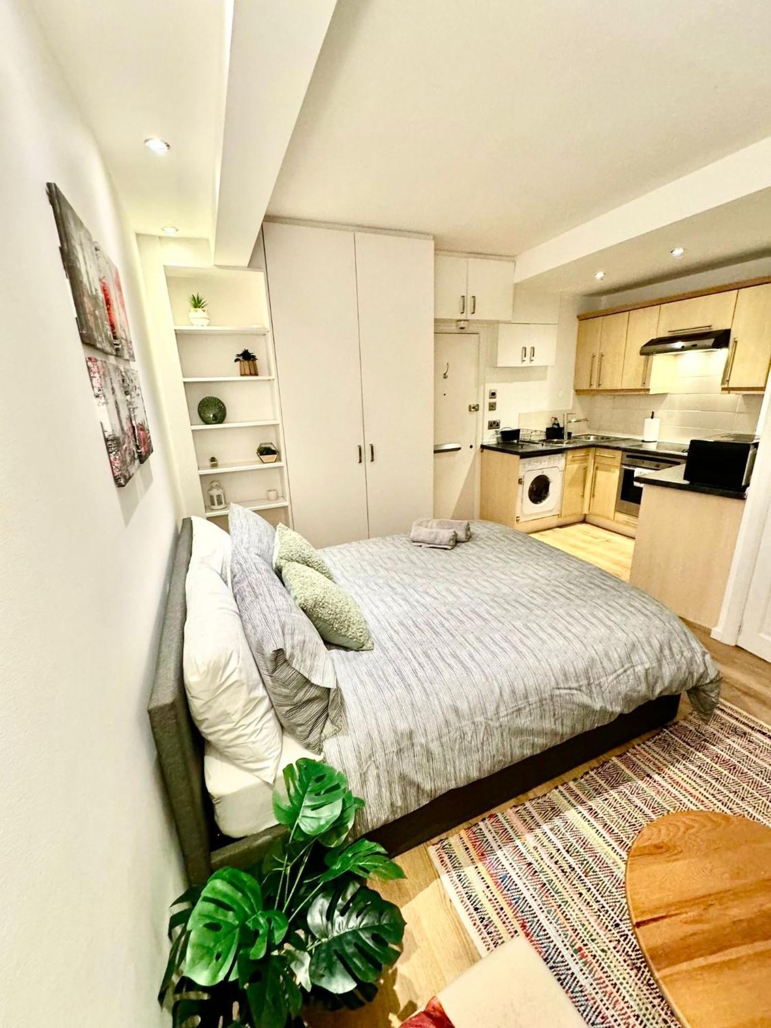 Charming Chelsea Studio, Harrods, Apartment