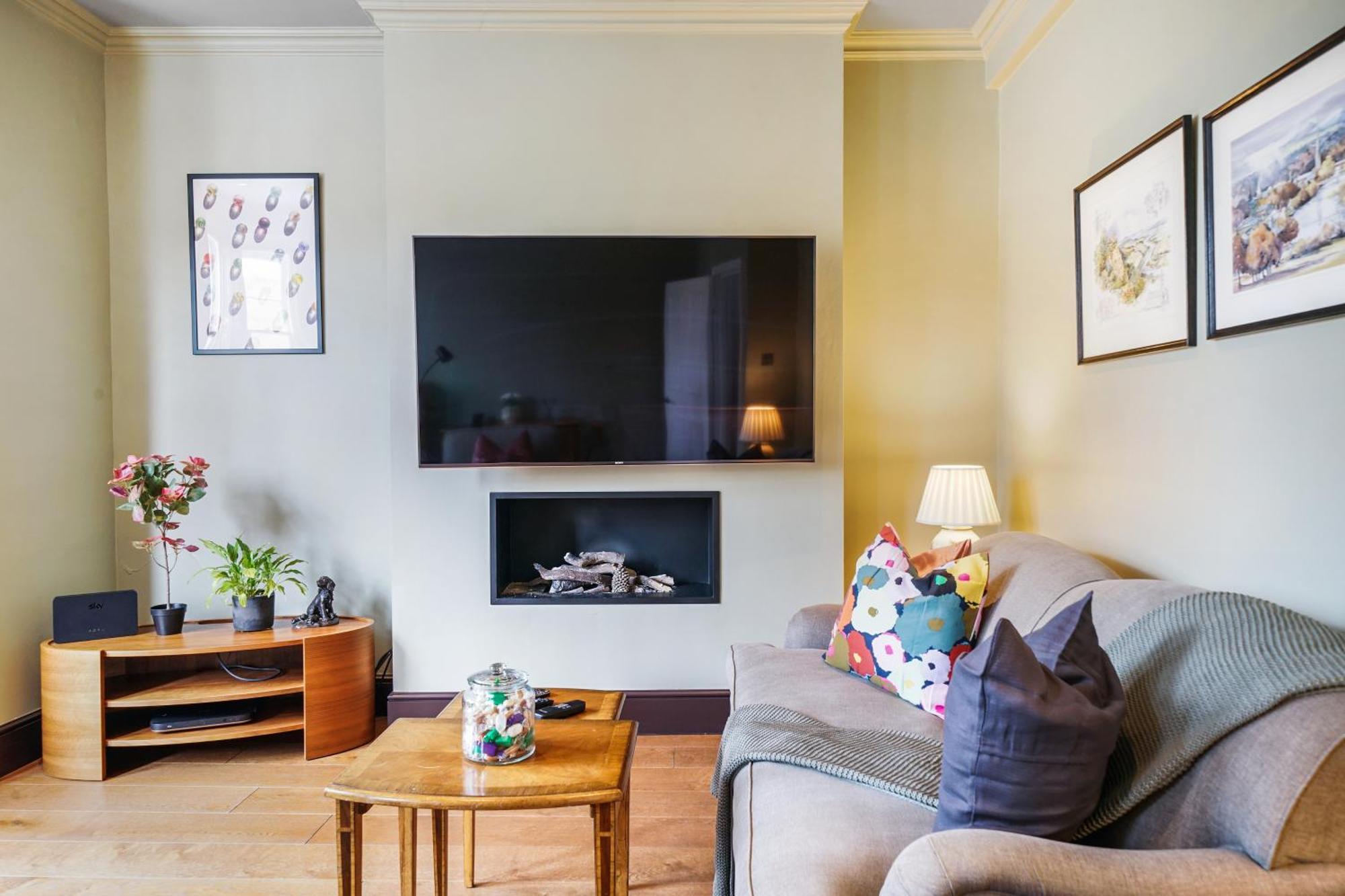 Hébergement de vacances Stylish 2bed 2 Bath House With Balcony *