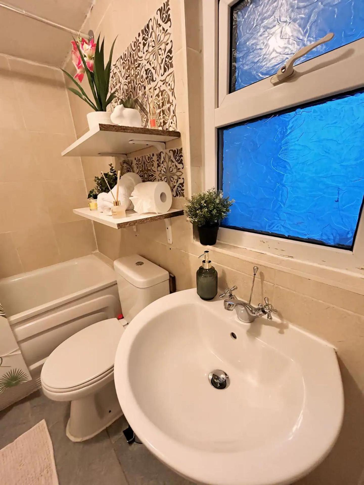 Cozy - Location * London