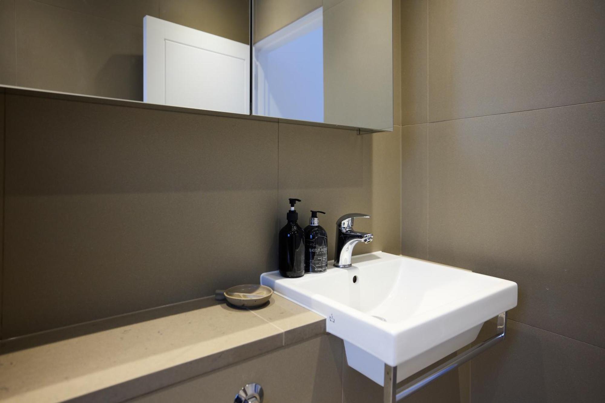 The Chelsea Square Crib - Bright 1bdr Flat * Londres